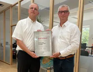 Zertifikat Headerbild mit Wolfgang Werner (Mitinhaber und Geschäftsführer VEGA) mit Franz Haigl (Repräsentant Leitbetriebe Austria) bei der Zertifikatsüberreichung