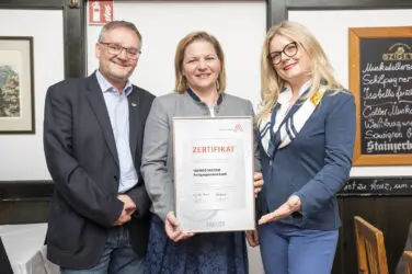 Zertifikat Headerbild mit Helmut und Sabine Dettenweitz (HELDECO) und Monica Rintersbacher (GF Leitbetriebe Austria)