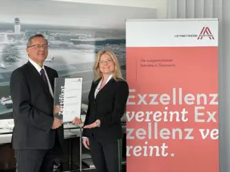 Zertifikat Headerbild mit Günther Ofner (Flughafen-Vorstandsmitglied) und Monica Rintersbacher (Geschäftsführerin Leitbetriebe Austria)
