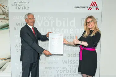 Zertifikat Headerbild mit Thomas Karall (kaufmännischer Vorstand APG) und Monica Rintersbacher (Geschäftsführerin Leitbetriebe Austria)