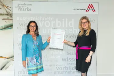 Zertifikat Headerbild mit Margit Leidinger (Geschäftsführerin Finalit) und Monica Rintersbacher (Geschäftsführerin Leitbetriebe Austria)