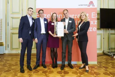 Zertifikat Headerbild mit Ingo Maresch (Geschäftsführer Cegeka), Oliver Schneider (Geschäftsführer Cegeka), Alexandra Kuso (Leitung Marketing), Manuel Möser (Geschäftsführer Cegeka) und Monica Rintersbacher (Geschäftsführerin Leitbetriebe Austria)