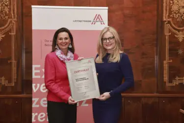 Zertifikat Headerbild mit Michaela Rammel (Bereichsleiterin Firmen-, Groß- und Konsortialkunden RLB NÖ-Wien) und Monica Rintersbacher (Geschäftsführerin Leitbetriebe Austria)