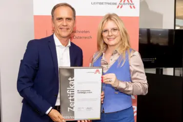 Zertifikat Headerbild mit Rudolf Koch (Country Manager Österreich RS Components), Monica Rintersbacher (Geschäftsführerin Leitbetriebe Austria)