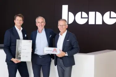 Zertifikat Headerbild mit Benedikt Wolfram, Michael Fried, Manfred Huber (Geschäftsführer Bene GmbH, vlnr)