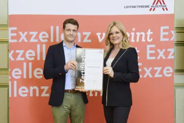Zertifikat Headerbild mit Geschäftsführer TWG Mechanics Markus Sturm, Leitbetriebe Austria-Geschäftsführerin Monica Rintersbacher