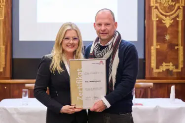 Zertifikat Headerbild mit Monica Rintersbacher (GF Leitbetriebe Austria), Alexander Knechtsberger (Geschäftsführer DocLX Holding)