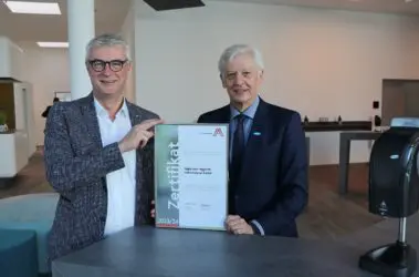 Zertifikat Headerbild mit Franz Haigl (Leitbetriebe Austria), Ernst Brunner (Mitglied der Geschäftsführung Hagleitner)