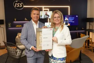 Zertifikat Headerbild mit Erich Steinreiber (CEO ISS Österreich), Monica Rintersbacher (Geschäftsführerin Leitbetriebe Austria)
