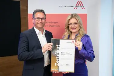 Zertifikat Headerbild mit Johann Dumser (Director Global Marketing and Communications Plasser & Theurer), Monica Rintersbacher (Geschäftsführerin Leitbetriebe Austria)