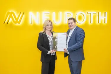Zertifikat Headerbild mit Monica Rintersbacher (Geschäftsführerin Leitbetriebe Austria), Lukas Schinko (CEO Neuroth)