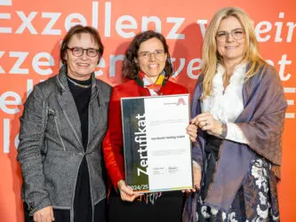 Zertifikat Headerbild mit Margarete Landertshammer (Hel-Wacht), Stephanie Kerenyi (Hel-Wacht), Monica Rintersbacher (Leitbetriebe Austria)