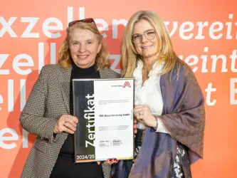 Zertifikat Headerbild mit Veronika Seitweger (Partnerin TPA), Monica Rintersbacher (GF Leitbetriebe Austria)