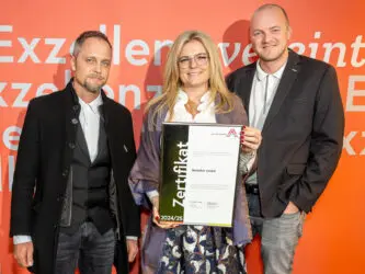 Zertifikat Headerbild mit Mario Hauser (GF E.Rainalter), Monica Rintersbacher (GF Leitbetriebe Austria), Andreas Maurer-Weinold (GF E.Rainalter)