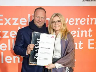 Zertifikat Headerbild mit Alexander Knechtsberger (Gründer & Geschäftsführer DocLX), Monica Rintersbacher (Geschäftsführerin Leitbetriebe Austria)