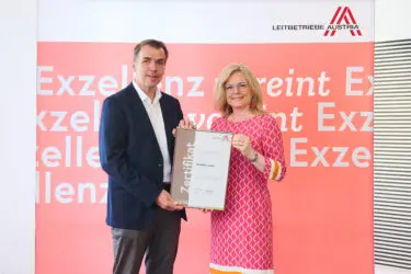 Zertifikat Headerbild mit Bernhard Mucherl (Geschäftsführer MUREXIN), Monica Rintersbacher (GF Leitbetriebe Austria)