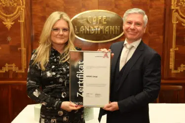 Zertifikat Headerbild mit Monica Rintersbacher (GF Leitbetriebe Austria), Thomas Schevaracz-Helm (Leiter Geschäftskundenvertrieb BAWAG)