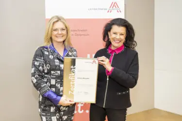 Zertifikat Headerbild mit Monica Rintersbacher (GF Leitbetriebe Austria), Anita Frauwallner (GF Institut AllergoSan)