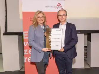 Zertifikat Headerbild mit Monica Rintersbacher (Leitbetriebe Austria), Norbert Füsselberger (SPS Technik)