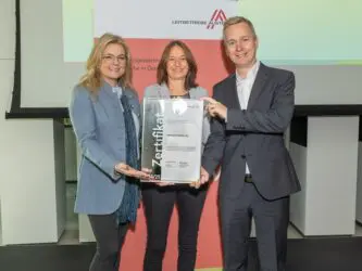 Zertifikat Headerbild mit Monica Rintersbacher (Leitbetriebe Austria), Silvia Halper, Patrick Heissenberger (CPB Software)