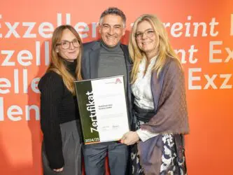 Zertifikat Headerbild mit Maria Seltner & Christian Kohl (Drei Österreich), Monica Rintersbacher (Leitbetriebe Austria)