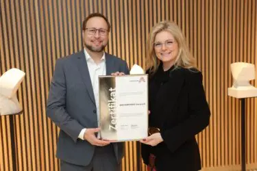 Zertifikat Headerbild mit Oliver Beschkowits (Geschäftsführer SEW-EURODRIVE), Monica Rintersbacher (GF Leitbetriebe Austria)