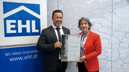 Zertifikat Headerbild mit Markus Mendel (Geschäftsführer EHL), Alessandra Jansky-Omat (Repräsentantin Leitbetriebe Austria)