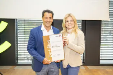 Zertifikat Headerbild mit Frank Paizoni (GF MLS Personaldienstleistung), Monica Rintersbacher (GF Leitbetriebe Austria)