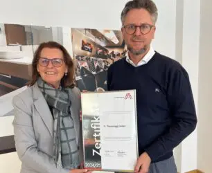 Zertifikat Headerbild mit Silvia Kelemen Weihs (Repräsentantin Leitbetriebe Austria), Stefan Traussnigg (Geschäftsführer H. Traussnigg)