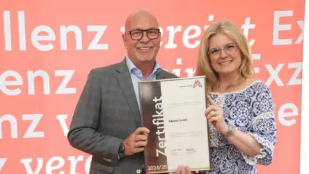 Zertifikat Headerbild mit KR Martin Gänger (Adamol), Monica Rintersbacher (Leitbetriebe Austria)