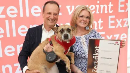 Zertifikat Headerbild mit Martin Lachout (ARCOTEL), Monica Rintersbacher (Leitbetriebe Austria) 