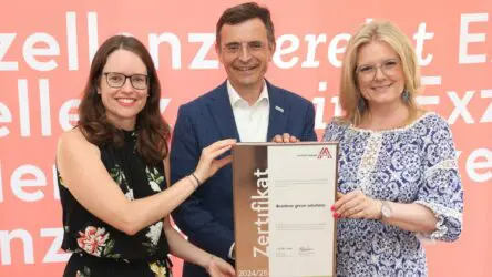 Zertifikat Headerbild mit Denise Thiery (Brantner), Josef Scheidl (Brantner), Monica Rintersbacher (Leitbetriebe Austria)