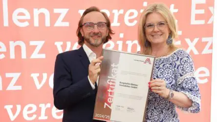 Zertifikat Headerbild mit Rainer Oberaigner (Burgstaller-Steiner), Monica Rintersbacher (Leitbetriebe Austria)