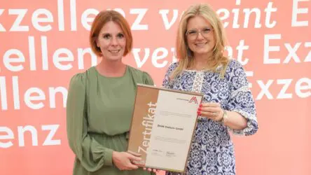 Zertifikat Headerbild mit Paola Kosch (DOMI Exclusiv), Monica Rintersbacher (Leitbetriebe Austria)