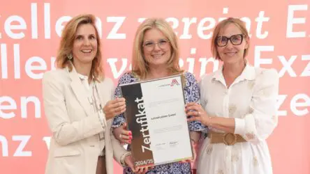 Zertifikat Headerbild mit Mag. Natascha Stornig-Wisek (LeitnerLeitner), Monica Rintersbacher (Leitbetriebe Austria), Andrea Rieser-Fruhmann (Leitbetriebe Austria) 