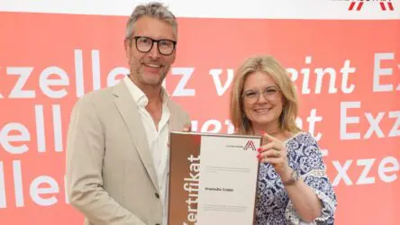 Zertifikat Headerbild mit Wolfgang Erlebach (Premedia), Monica Rintersbacher (Leitbetriebe Austria)