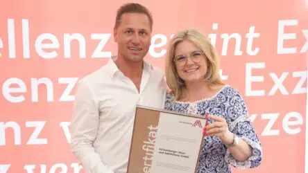 Zertifikat Headerbild mit Florian Czink (Mitglied der Geschäftsleitung Schlumberger Wein- und Sektkellerei), Monica Rintersbacher (Geschäftsführerin Leitbetriebe Austria) 