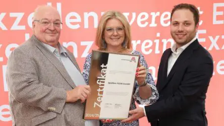 Zertifikat Headerbild mit KR Heinrich Klimetschek (Spedition Fuchs), Monica Rintersbacher (Leitbetriebe Austria), Soner Gökmen (Spedition Fuchs)