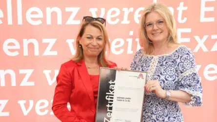 Zertifikat Headerbild mit Mag. Alexandra Reinagl (Wiener Linien), Monica Rintersbacher (Leitbetriebe Austria)