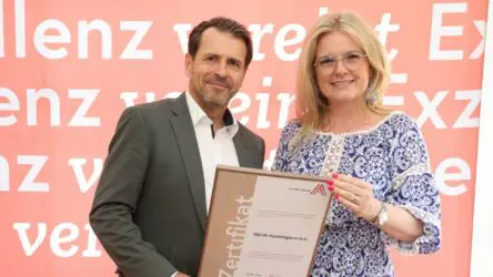 Zertifikat Headerbild mit Alfred Wurmbarnd (Würth) , Monica Rintersbacher (Leitbetriebe Austria) 