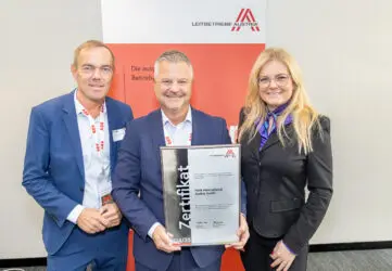 Zertifikat Headerbild mit Mag. Dietmar Wohltan (Funk), Mario Heinisch (Funk), Monica Rintersbacher (Leitbetriebe Austria)