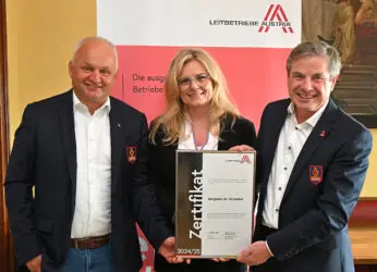 Zertifikat Headerbild mit Mag. Christian Wörister (Bergbahn AG), Monica Rintersbacher (Leitbetriebe Austria), Mag. Anton Bodner (Bergbahn AG)