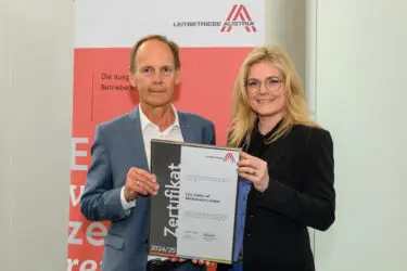 Zertifikat Headerbild mit Dipl. Ing. Gerald Schatz (Linz Center of Mechatronics), Monica Rintersbacher (Leitbetriebe Austria)