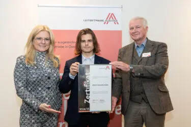 Zertifikat Headerbild mit Monica Rintersbacher (Leitbetriebe Austria), Daniel Huber (Amatic), Reinhold Bauer (Amatic)