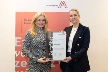 Zertifikat Headerbild mit Monica Rintersbacher (Leitbetriebe Austria), Martina Fuchs-Auer (Banner)