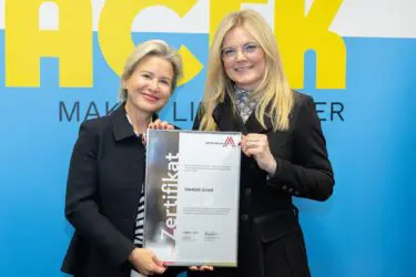 Zertifikat Headerbild mit Ursula Simacek (Simacek), Monica Rintersbacher (Leitbetriebe Austria)