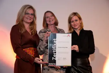 Zertifikat Headerbild mit Monica Rintersbacher (Leitbetriebe Austria), Barbara Hannel (Compass), Katharina Fritz-Rösch (Compas