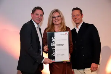 Zertifikat Headerbild mit Alexander Tisch (easystaff), Monica Rintersbacher (Leitbetriebe Austria), Michael Kraak (easystaff)