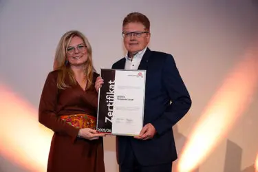 Zertifikat Headerbild mit Monica Rintersbacher (Leitbetriebe Austria), Heinz Siegel (Efaflex)