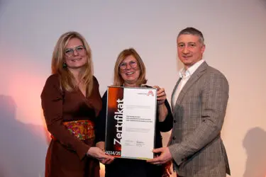 Zertifikat Headerbild mit Monica Rintersbacher (Leitbetriebe Austria), Susanne Duacsek (Elra), Rudolf Wolf (Elra)